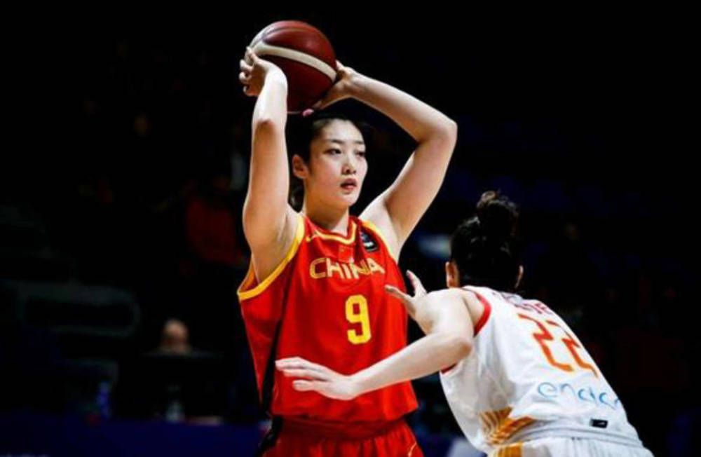 美女扒开尿口给人捅