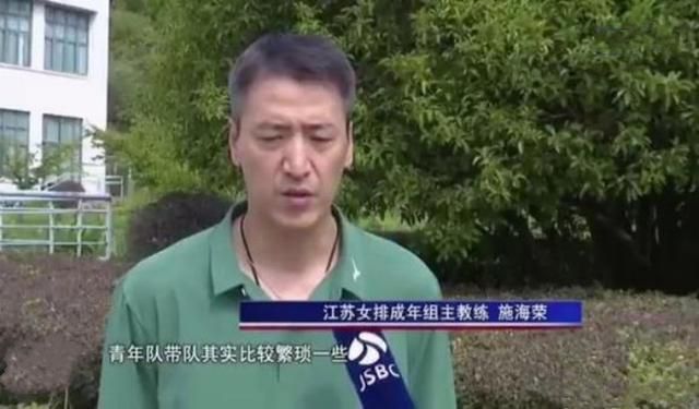 女生打扑克