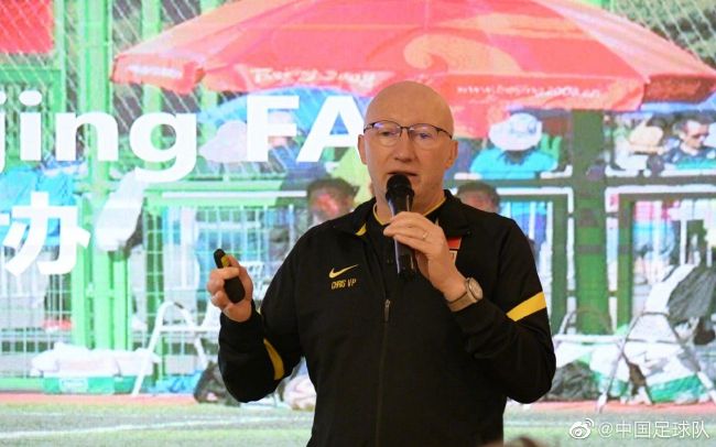 他扒开内裤舌头伸了进去